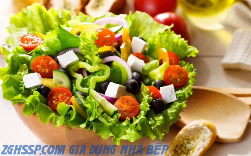 Trước khi bắt tay vào làm salad, việc chọn lựa nguyên liệu tươi ngon và phù hợp là bước quan trọng đầu tiên